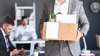 Trabajador recogiendo pertenencias