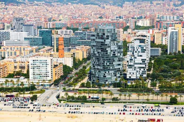 Vista urbana con edificios residenciales en España, representando el mercado del alquiler en 2025 según la Ley de Vivienda.