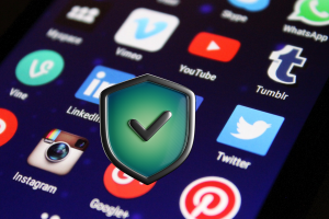 Familias y plataformas colaborando en protección de menores en Internet